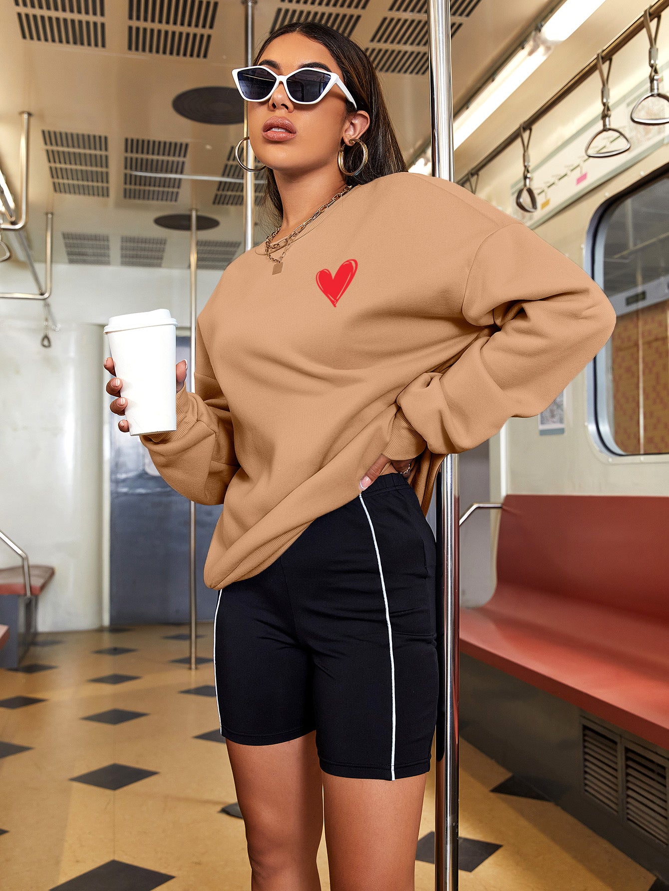 Langärmliges Damen-Sweatshirt mit Herz-Print und Rundhalsausschnitt